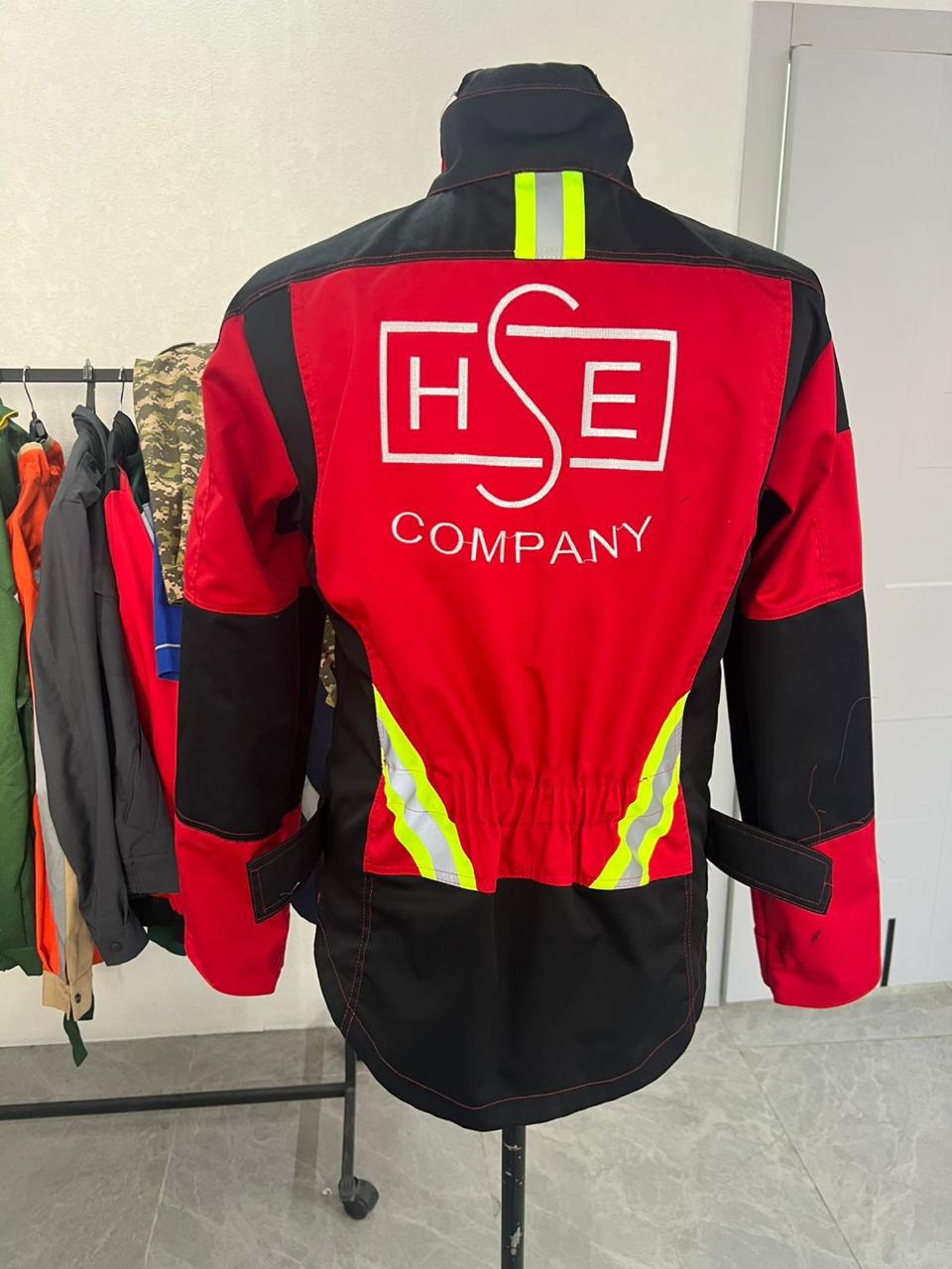 Спецодежда HSE Company — красная куртка с вышивкой